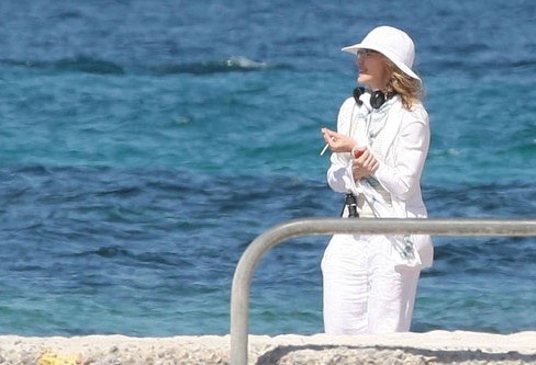 20100729-madonna-on-the-set-upcoming-movie-we-cannes-france-01.jpg
